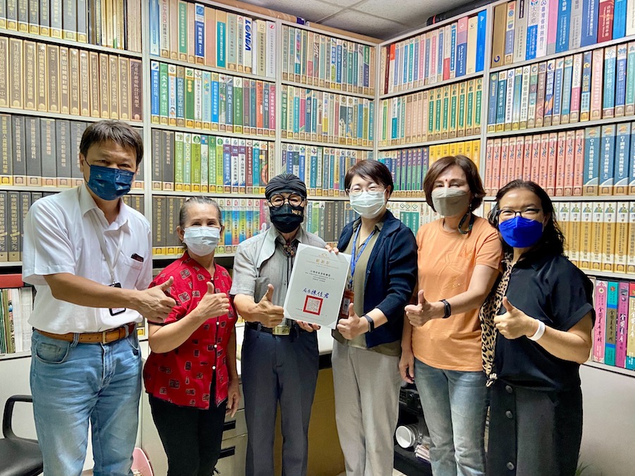 台灣設計界國寶楊夏蕙扮推手 中市圖獲贈50套《台灣百年暨百人視覺設計套書》