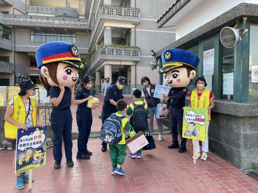開學日「警」陪著你 警長迎接學童入校宣導好安心