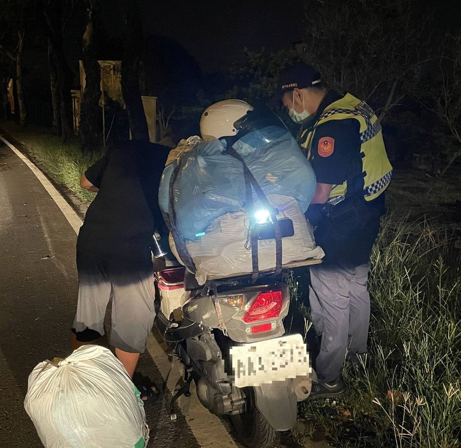 深夜偏遠道路無助牽車  熱心霧警協助買油解困