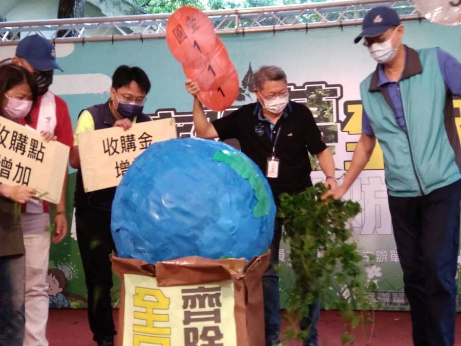 小花蔓澤蘭防治啟動日 中市加碼除蔓收購金至每公斤8元