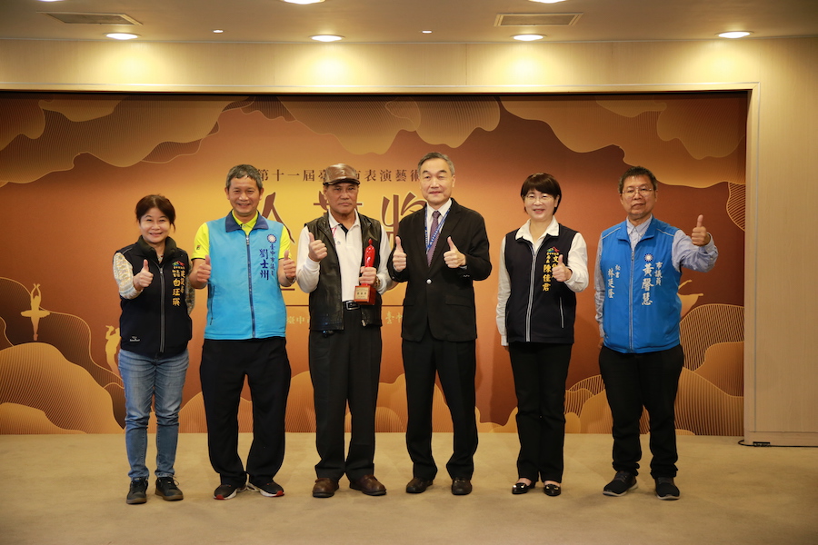 技藝全能傳承布袋戲近一甲子 王文生獲頒台中市表演藝術金藝獎