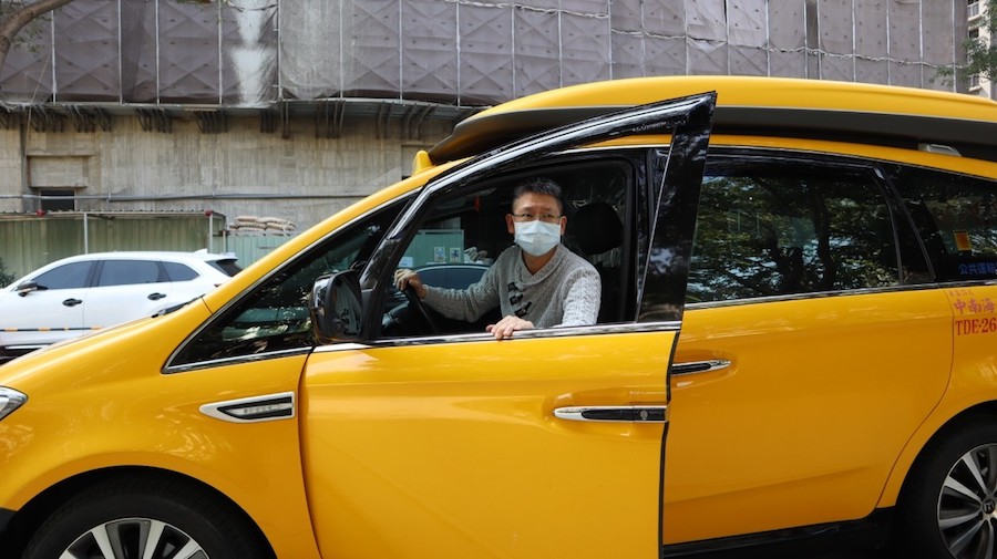 抗疫英雄！ 中市通用無障礙防疫計程車司機溫馨接送