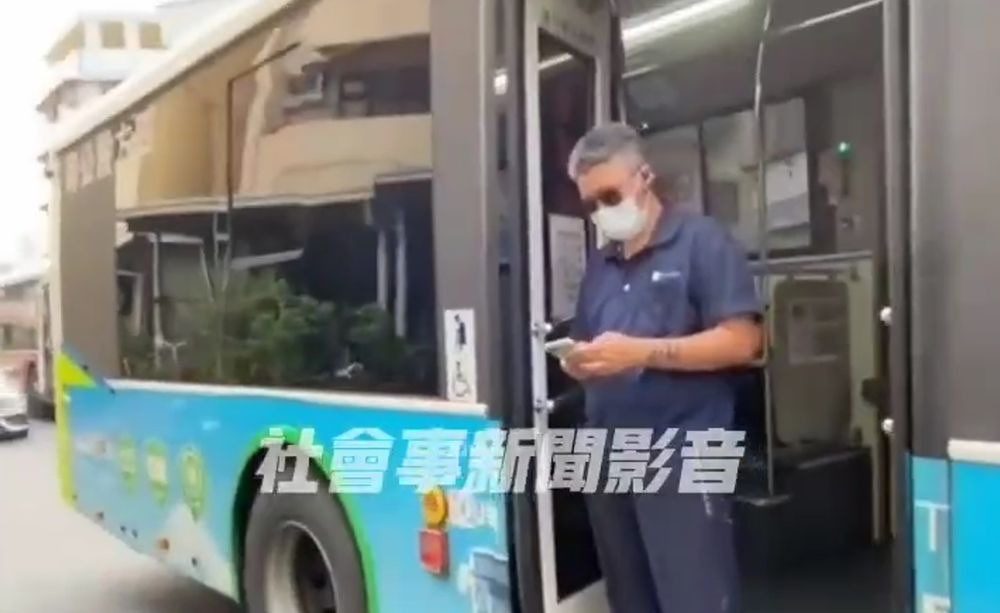 公車司機與乘客因前、後門上車問題引爭論    警方到場處理平和落幕