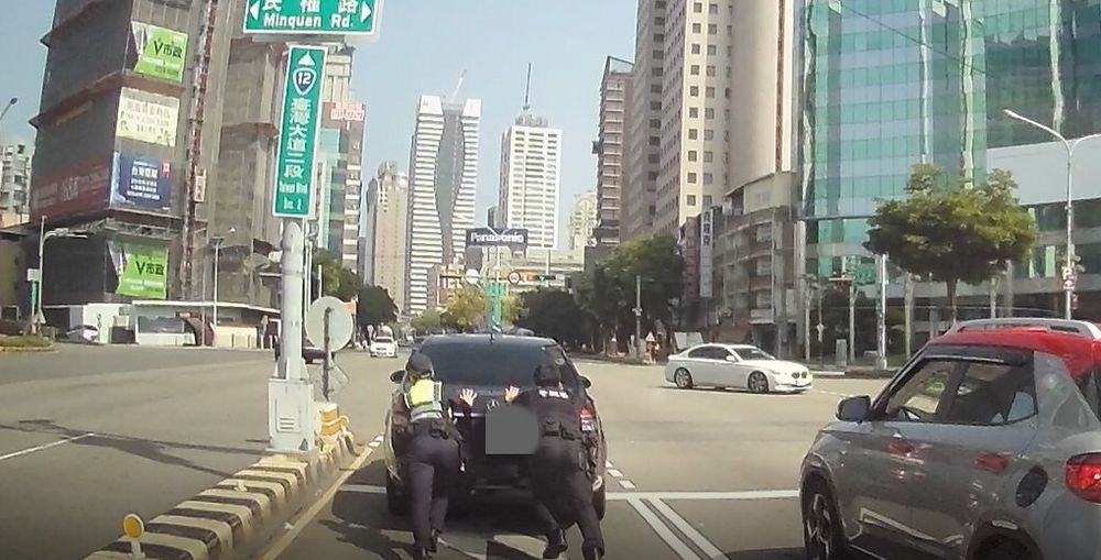 百萬名車拋錨受困路口 熱血警不畏燙手協力推車解困境