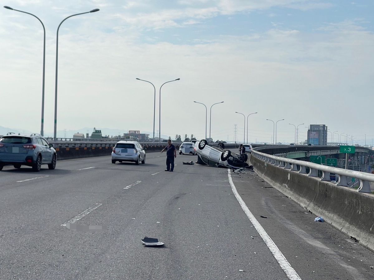中投公路女駕駛突變車道 後方自小客閃避翻車