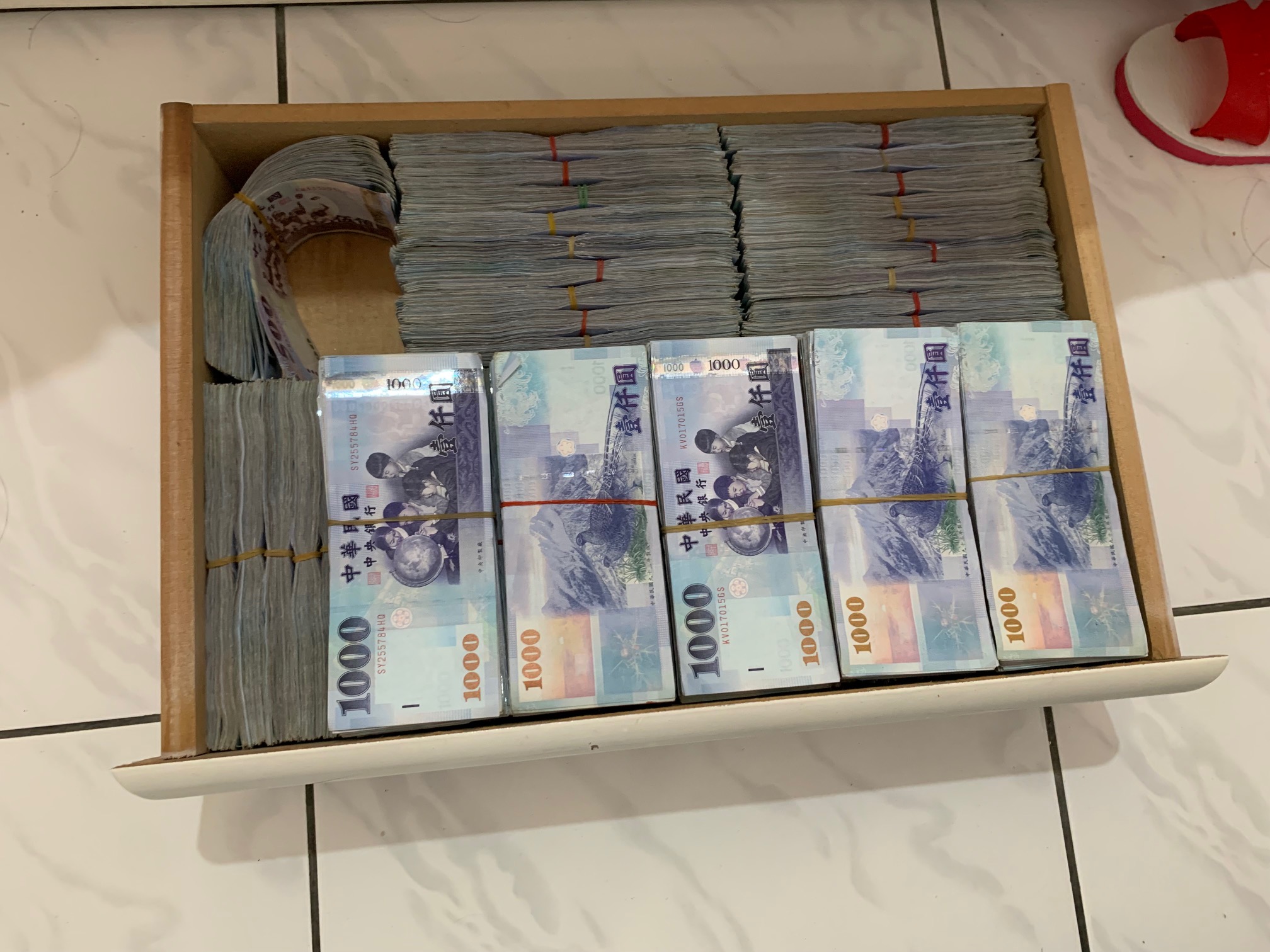 台中刑大破獲虛擬假幣商 詐騙所得藏床底
