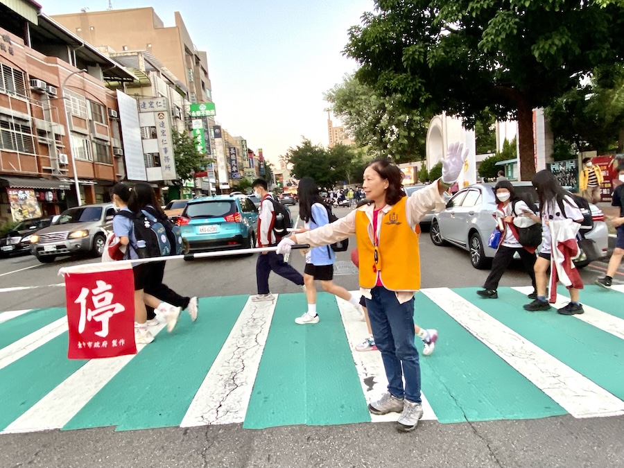 范蓮嬌守護學子街頭一站32年 榮獲金安獎績優導護志工