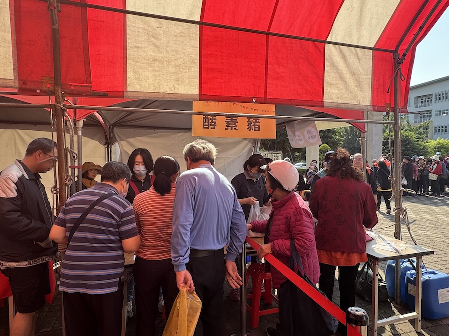 台中優良畜產品聯合推廣 歲末補冬千份酵素豬腳飯、貢丸湯免費品嚐