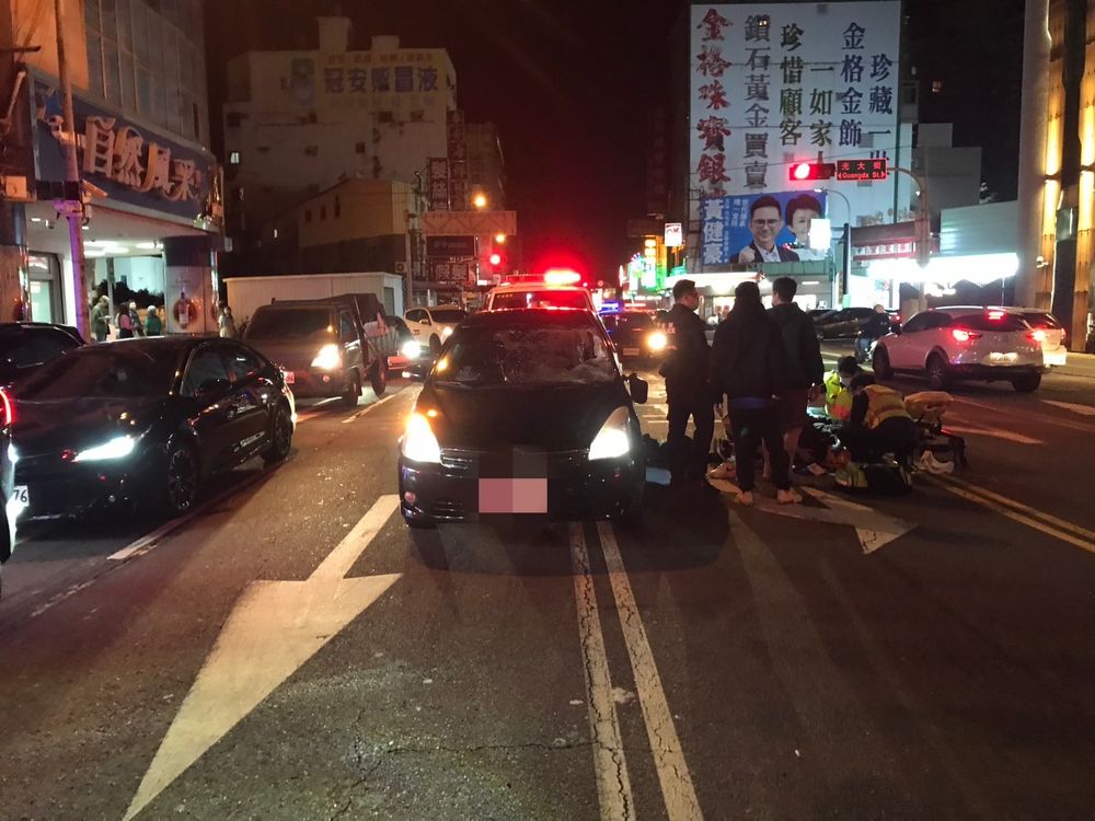 行人深夜闖紅燈過馬路被撞  警呼籲用路人遵守交通規則