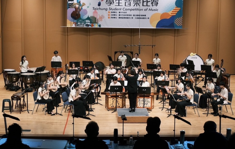 寒冬歲末祝福！ 文華高中快閃演出 樂音飄揚台中捷運