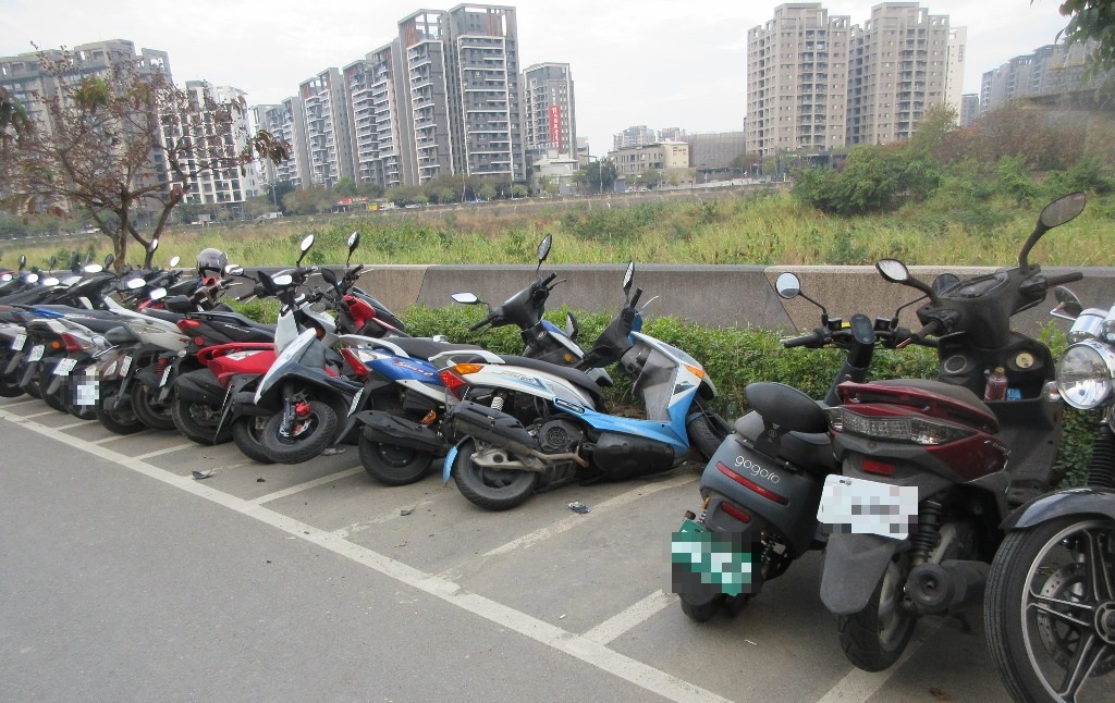 十輛機車整齊倒地 警揪黑色車輛掃過