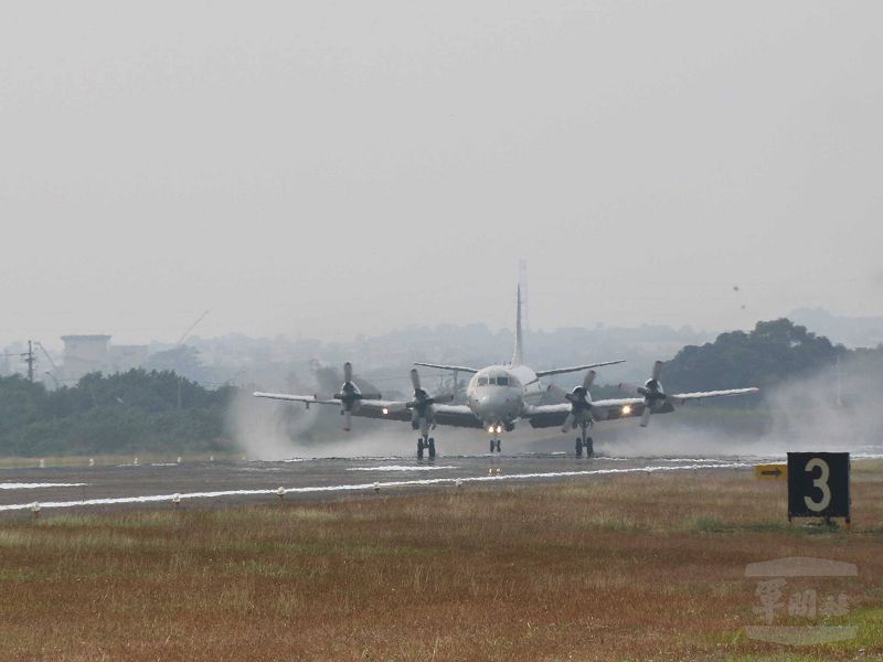 P-3C反潛機小牛訓練彈脫落海面 平安返降