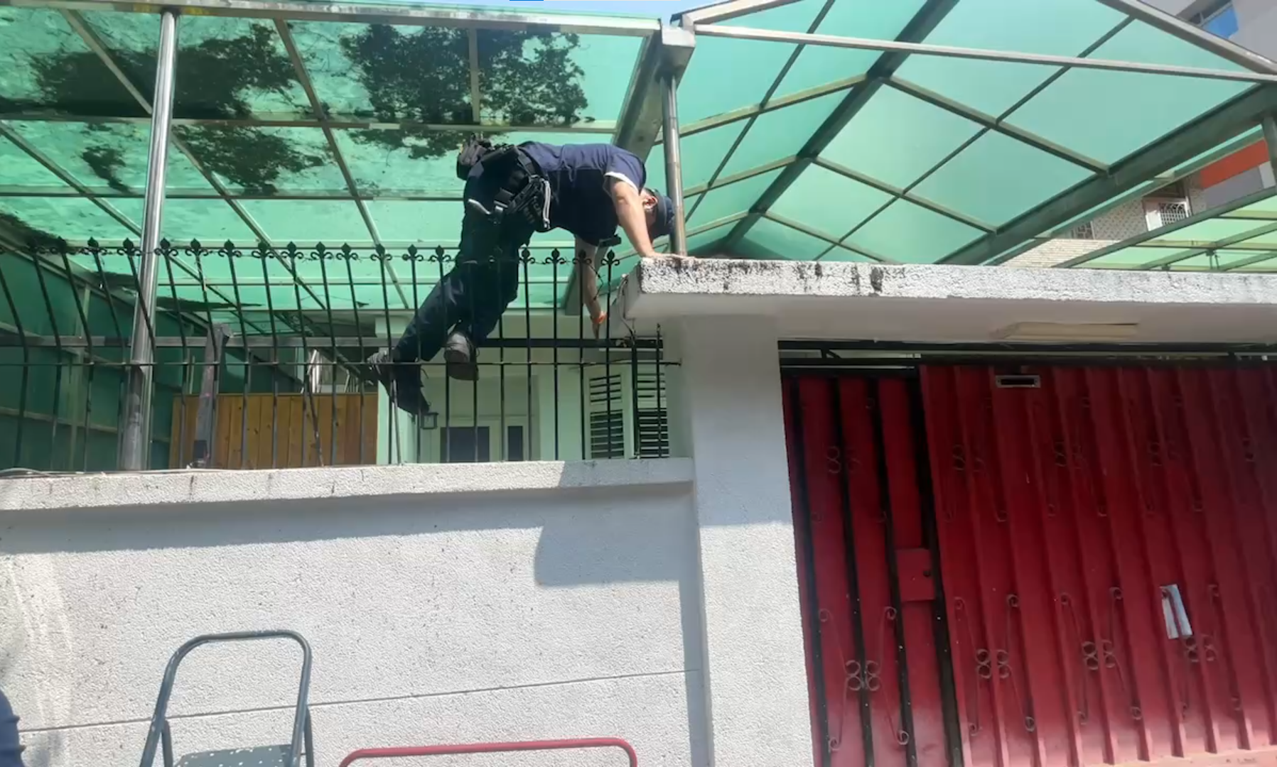 男子遭反鎖在陽台 呼叫鄰居報警獲救