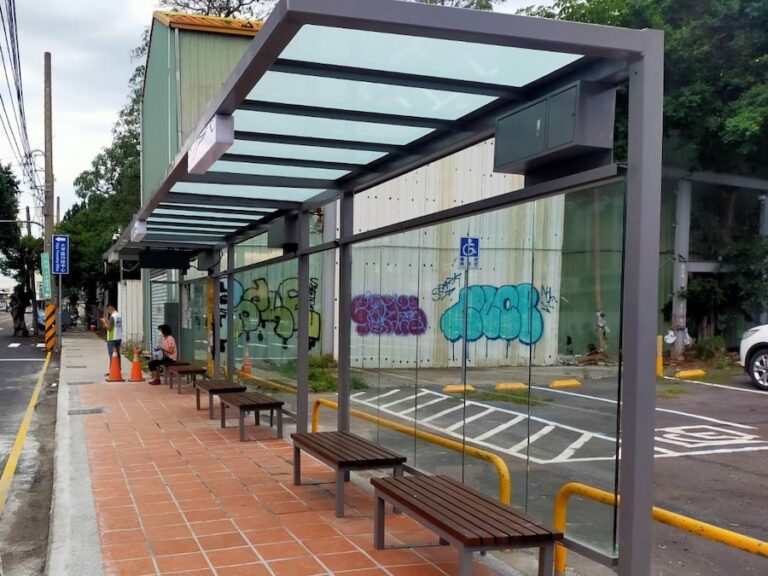 大甲車站新型長廊式候車亭 改善民眾候車體驗