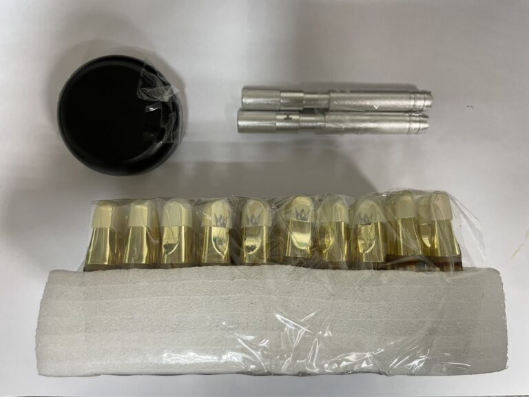 半裸男眼神茫了!路邊哈毒被逮  警查獲大麻菸油彈50顆