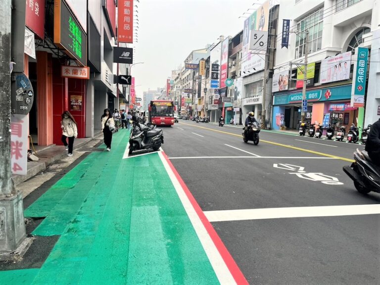 逢甲商圈出現薄荷牙膏人行道 中市交通局守護行人創意拚效益