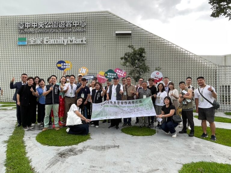政治大學參訪台中中央公園 體驗園區空間認識水湳機場歷史