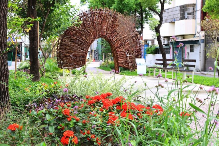 打造大型自然花園廊帶 中市育德、長榮「花之道」完工開放