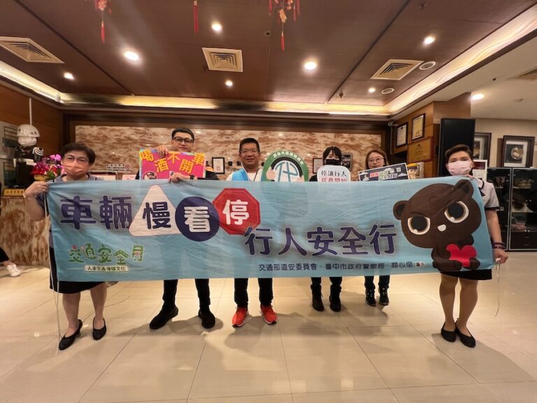 公私協力提升交通安全 中市府攜手餐廳宣導酒後代駕及道安知識