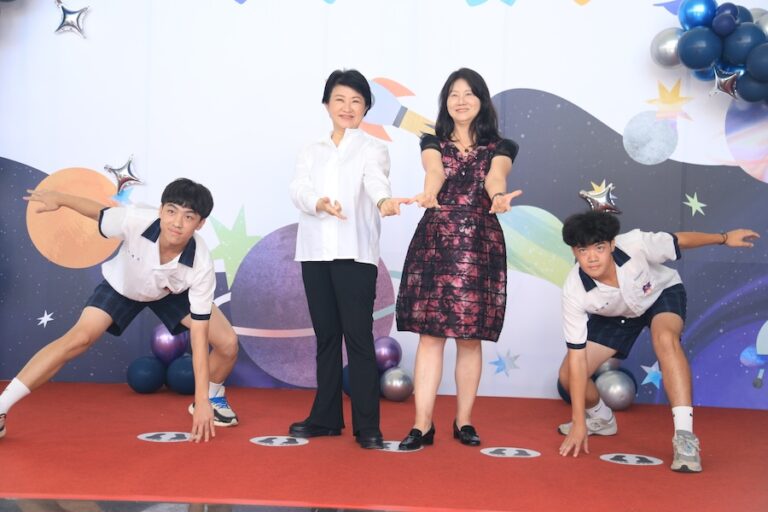 中市高中以下市長獎畢業生合影 盧市長俏皮動作有求必應：還沒有難倒我的POSE！