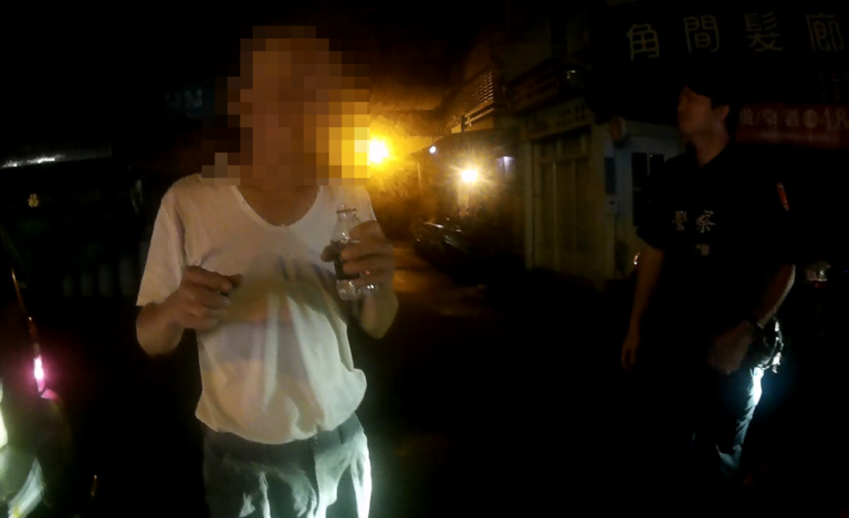 真的茫了！男子酒駕遭逮 竟向警討酒喝