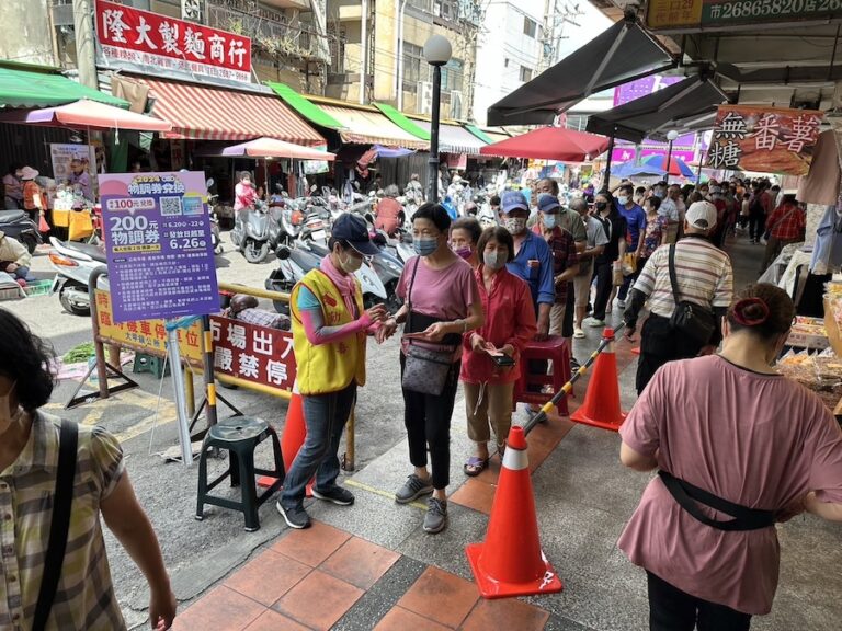 搶頭香！台中物調券首日登場兌換順暢 民眾、攤商都喊讚