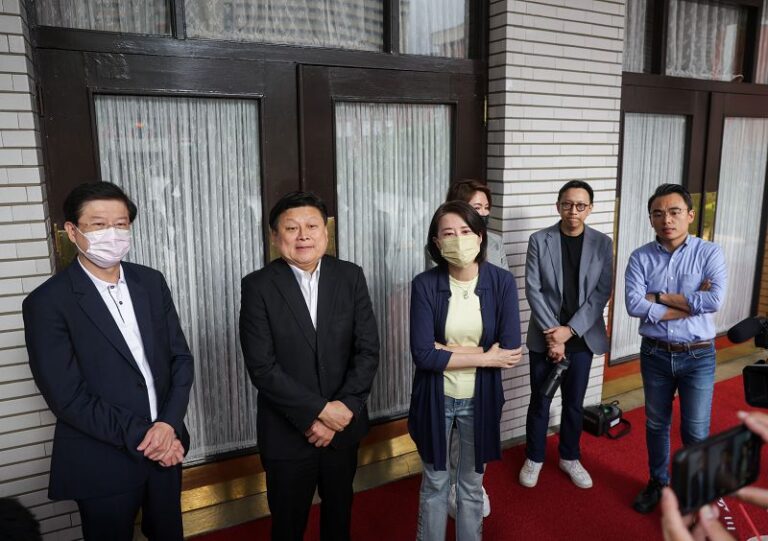 覆議案投票前夕 藍議場前排班夜宿 綠號召公民團體場外抗議