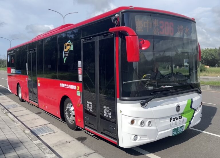 打造低碳新氣象！ 中市再添11輛電動公車生力軍