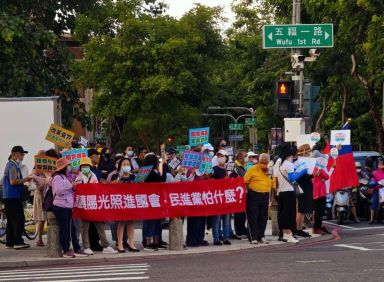 國民黨國會改革高雄路口快閃