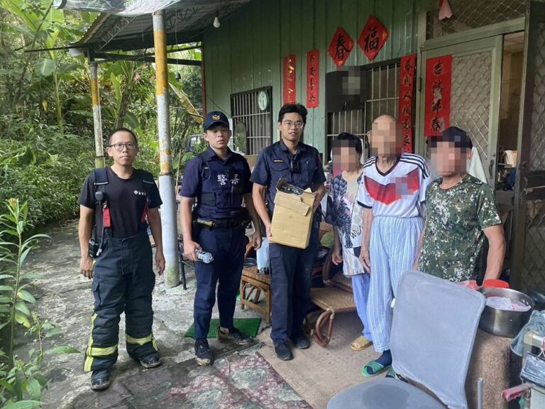 山區樹倒居民受困  太平警入山救出2男1女