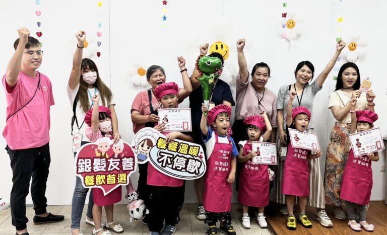 「阿公、阿嬤呷飯喔！」甘霖小小送餐員送餐到府關懷弱勢獨老
