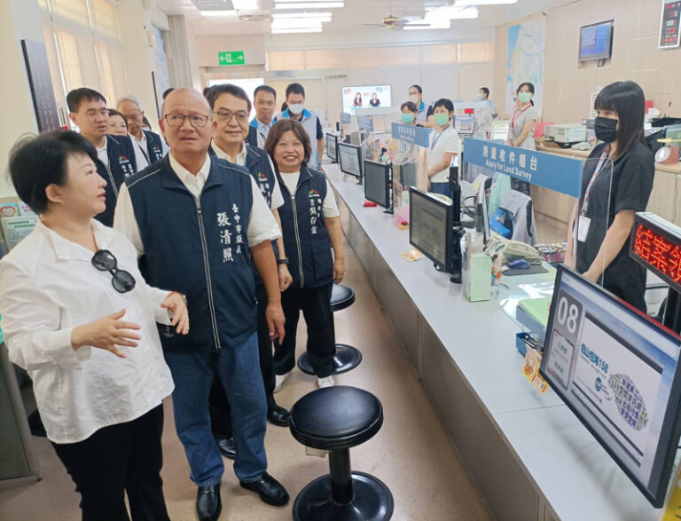 盧秀燕與張清照勘查改建清水地政所