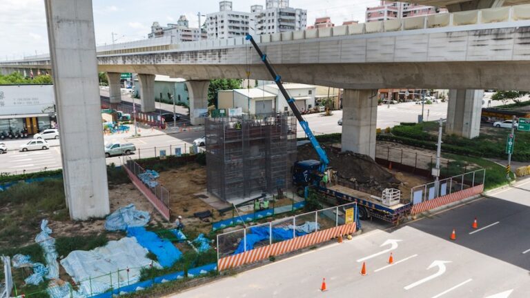 縫合「綠空廊道」最後一哩路！ 中市自行車跨橋工程9月夜間吊裝作業