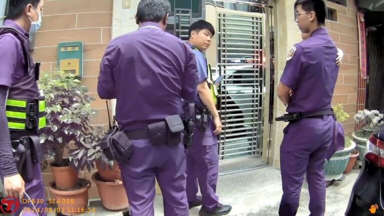 超離奇! 2歲男童推開20斤重鐵門離家 見警暴哭討抱抱