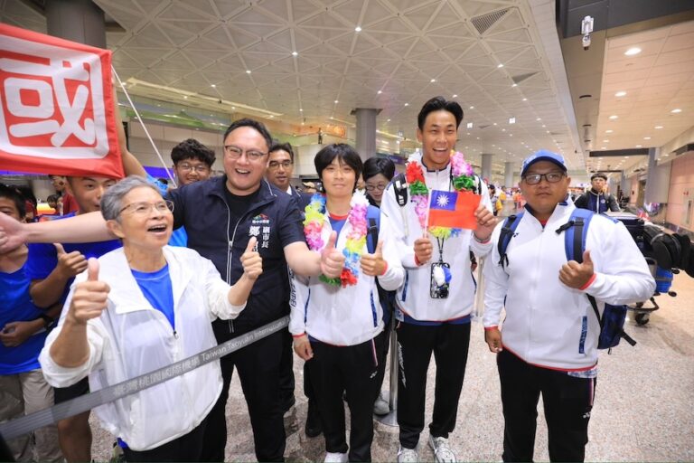 台中奧運戰士張筑涵、吳少璿返國   鄭副市長接機：感謝全力奮戰