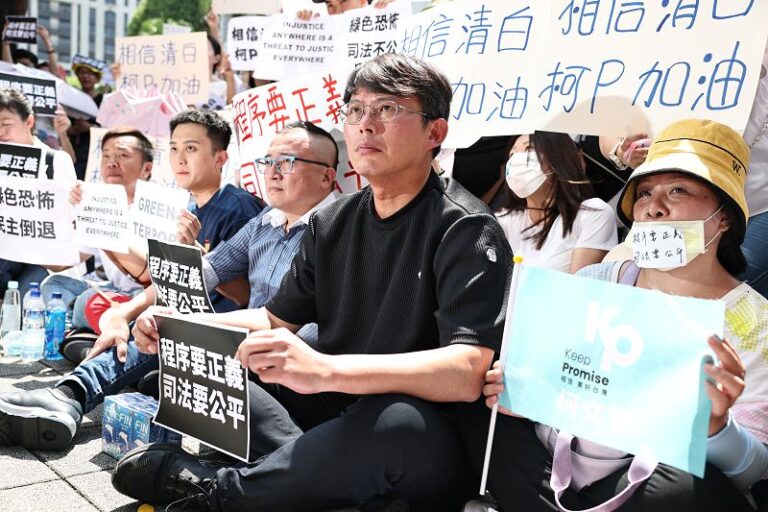 北檢外聲援柯文哲 黃國昌：民眾黨不會被擊垮