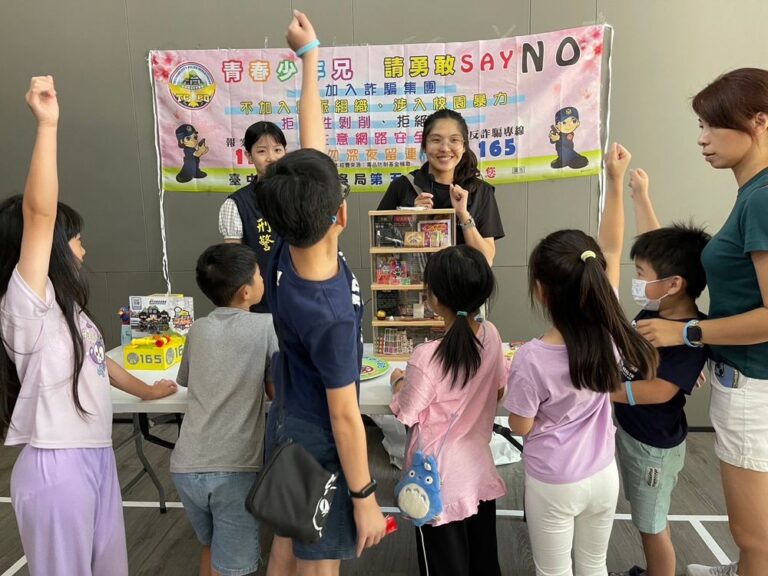 暑假在家好無聊  小小警察體驗營嗨翻全社區