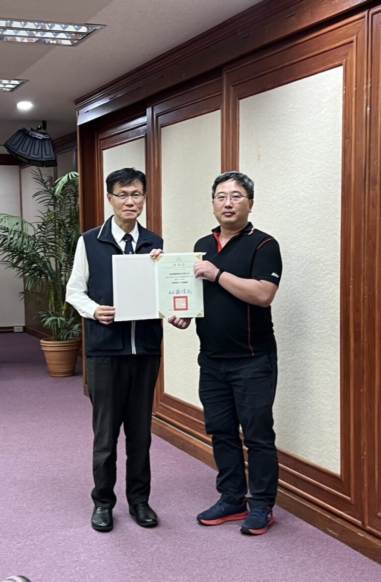 圓展科技捐贈平板電腦充電同步車 中市教育局：感謝充實校園數位學習設備