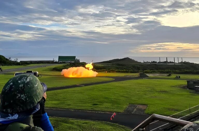 精準飛彈射擊操演 3枚防空飛彈均命中靶機