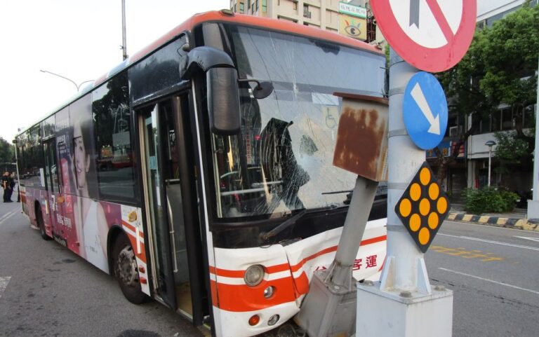 台中客運公車司機昏迷OHCA自撞中央分隔島 幸車上無乘客