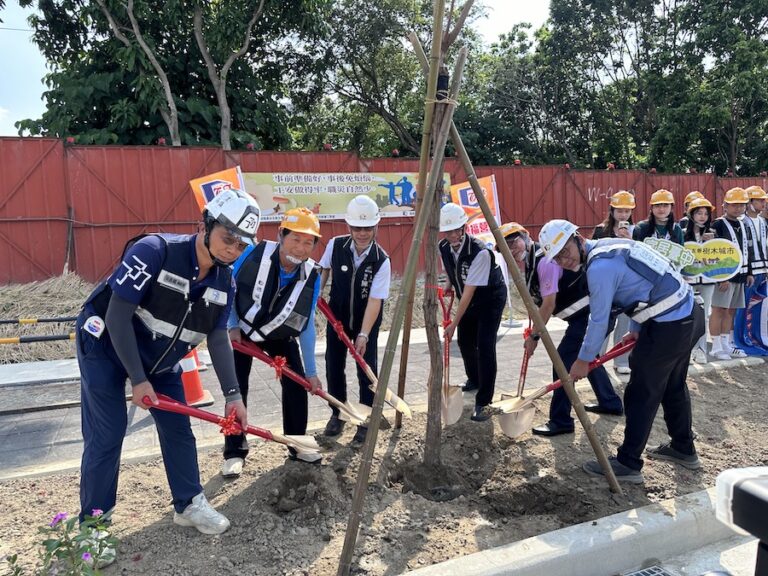 北屯崇德19路計畫道路開闢辦植樹活動 中市建設局長視察種樹苗：環境教育從小做起