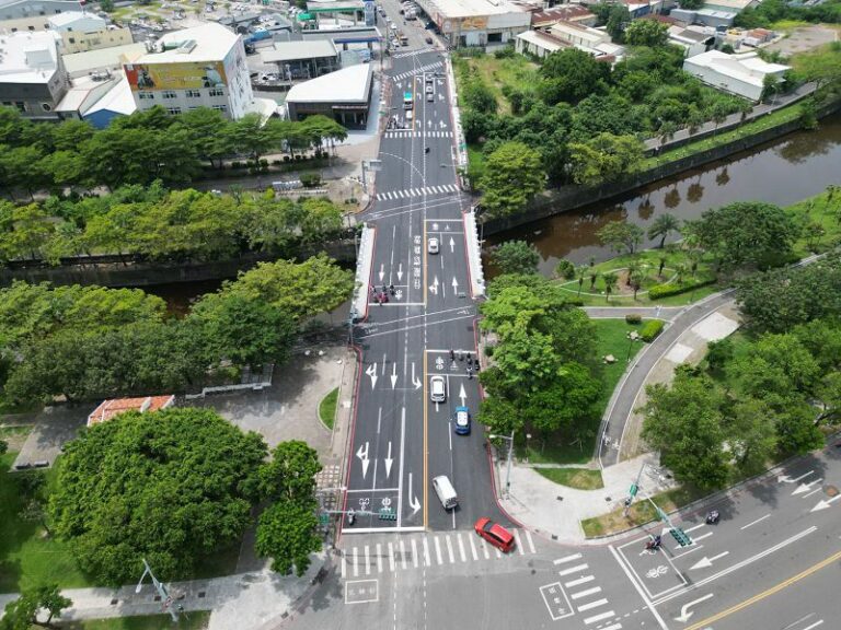 三民區自由橋北上新增左轉車道 交通更順暢
