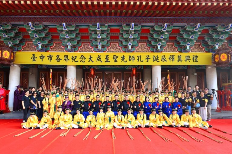 弘揚尊師重道精神 中市祭孔大典鄭副市長任正獻官循古禮表敬意