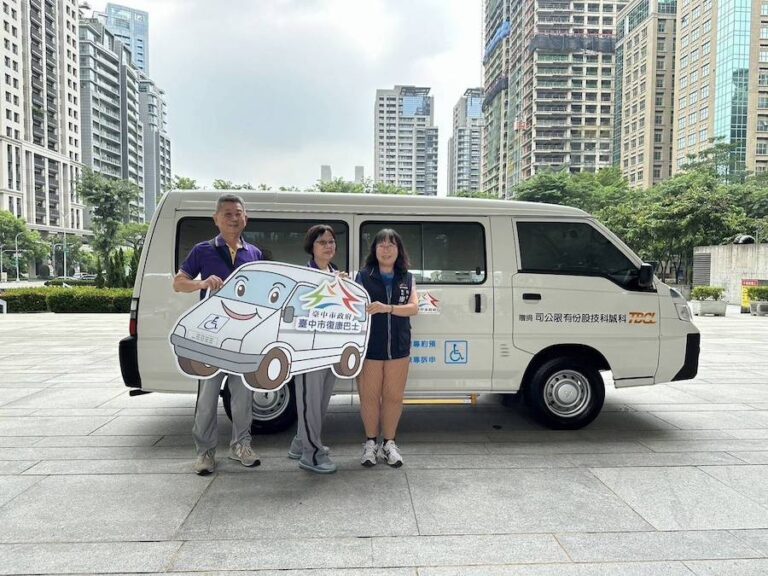 愛心湧現！ 科誠科技捐贈中市府復康巴士