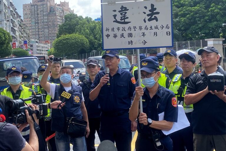 民眾黨立院旁開講 聲援柯文哲