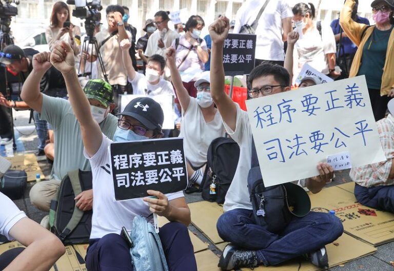 柯文哲遭聲押 小草聚集北檢挺柯文哲