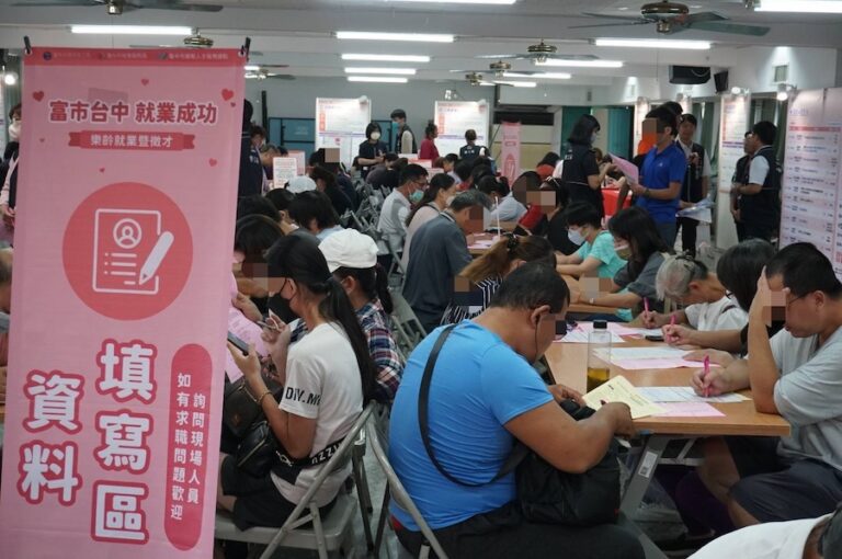 中市勞工局助壯世代就業成功 太平區樂齡徵才媒合率達6成