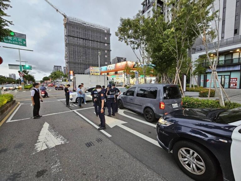 醉男見警攔查逆向衝撞  警民合作防堵 強勢壓制逮人送辦
