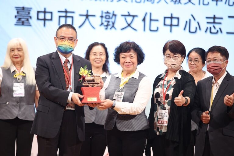 感謝台中文化中心及圖書館志工無私奉獻 中市表揚好人好事及社會教育楷模