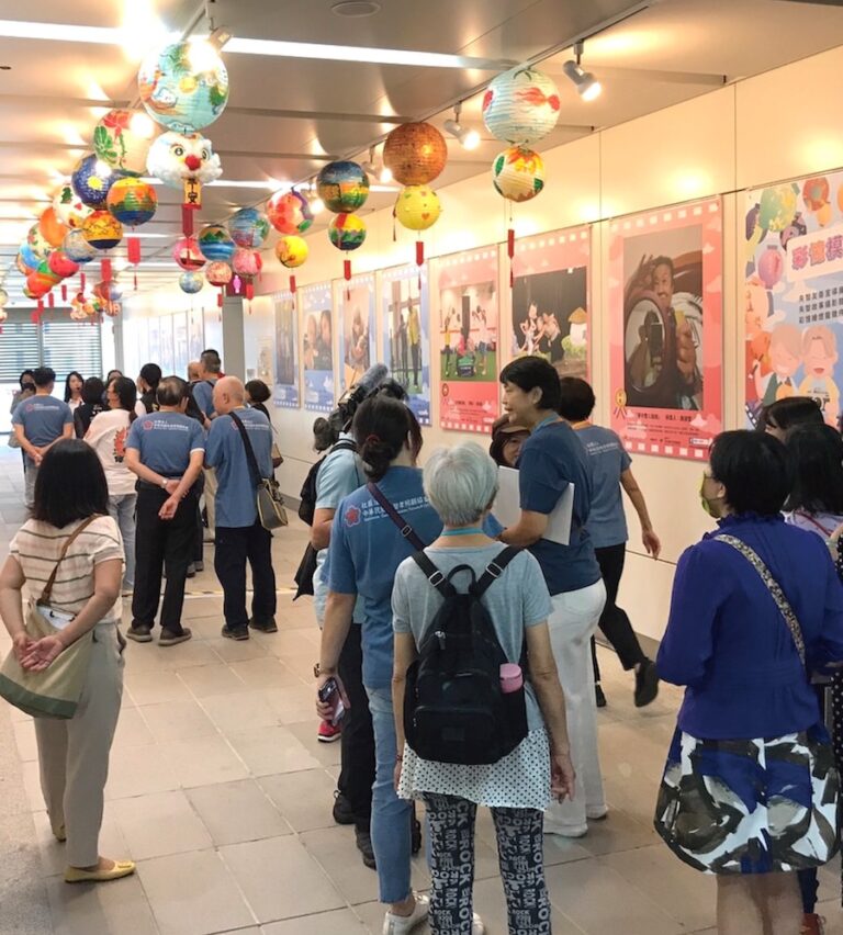 中捷車站藝文廊「彩憶模Young」展覽登場 宣導傳遞失智症關愛與支持
